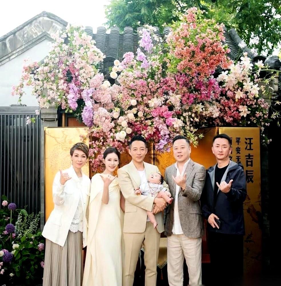 我发觉以前大家印象里咋咋呼呼的张兰，遇到家族重要场合反倒比谁都拎得清分寸。
汪吉