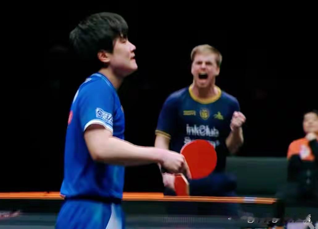 被张本智和与莫雷加德在香港总决赛的表现笑死了。两人不仅在赛场上比球技，还比起了吼