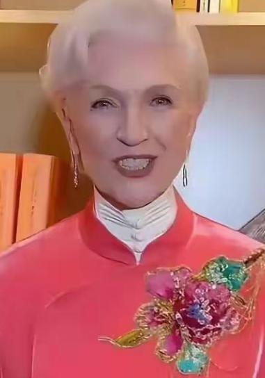 世界首富马斯克的母亲梅耶，在社交媒体上公然表态：中国在公路、隧道、建筑、基础设施