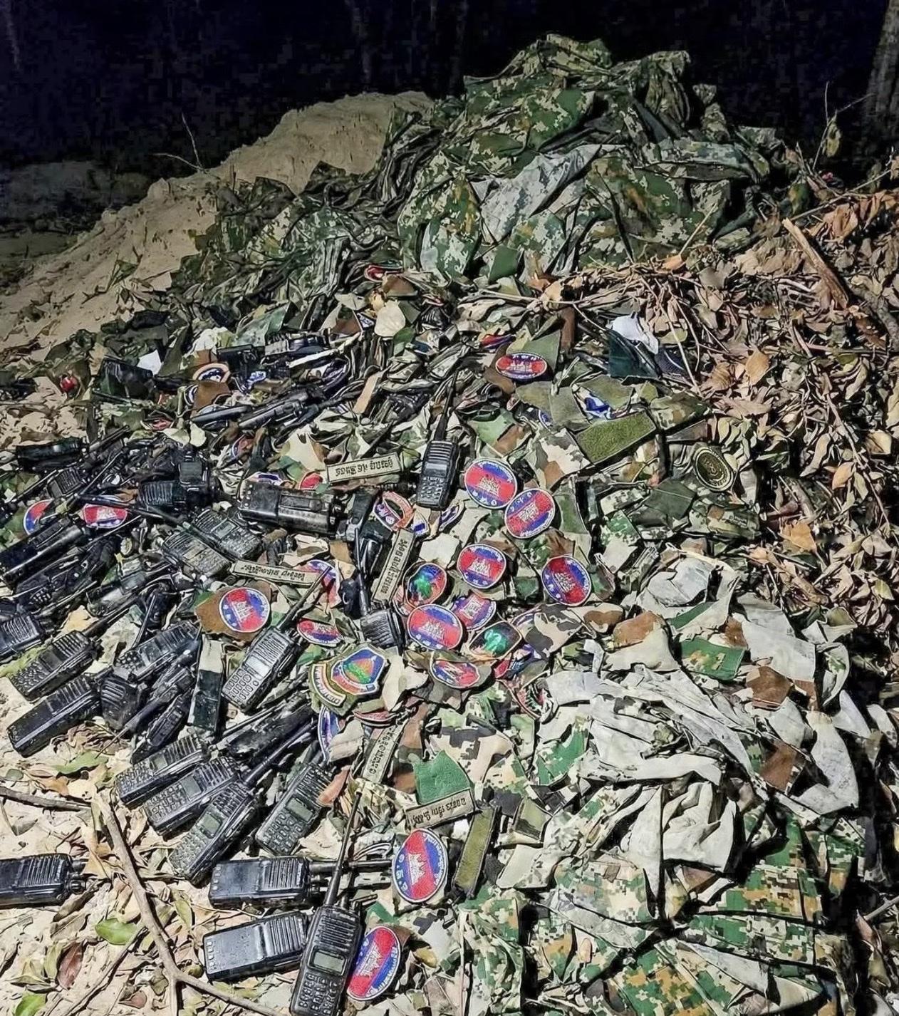 泰国一轮轰炸后，在柬埔寨电诈园里炸出了一堆对讲机和简章？！啥意思？！谁的对讲机？