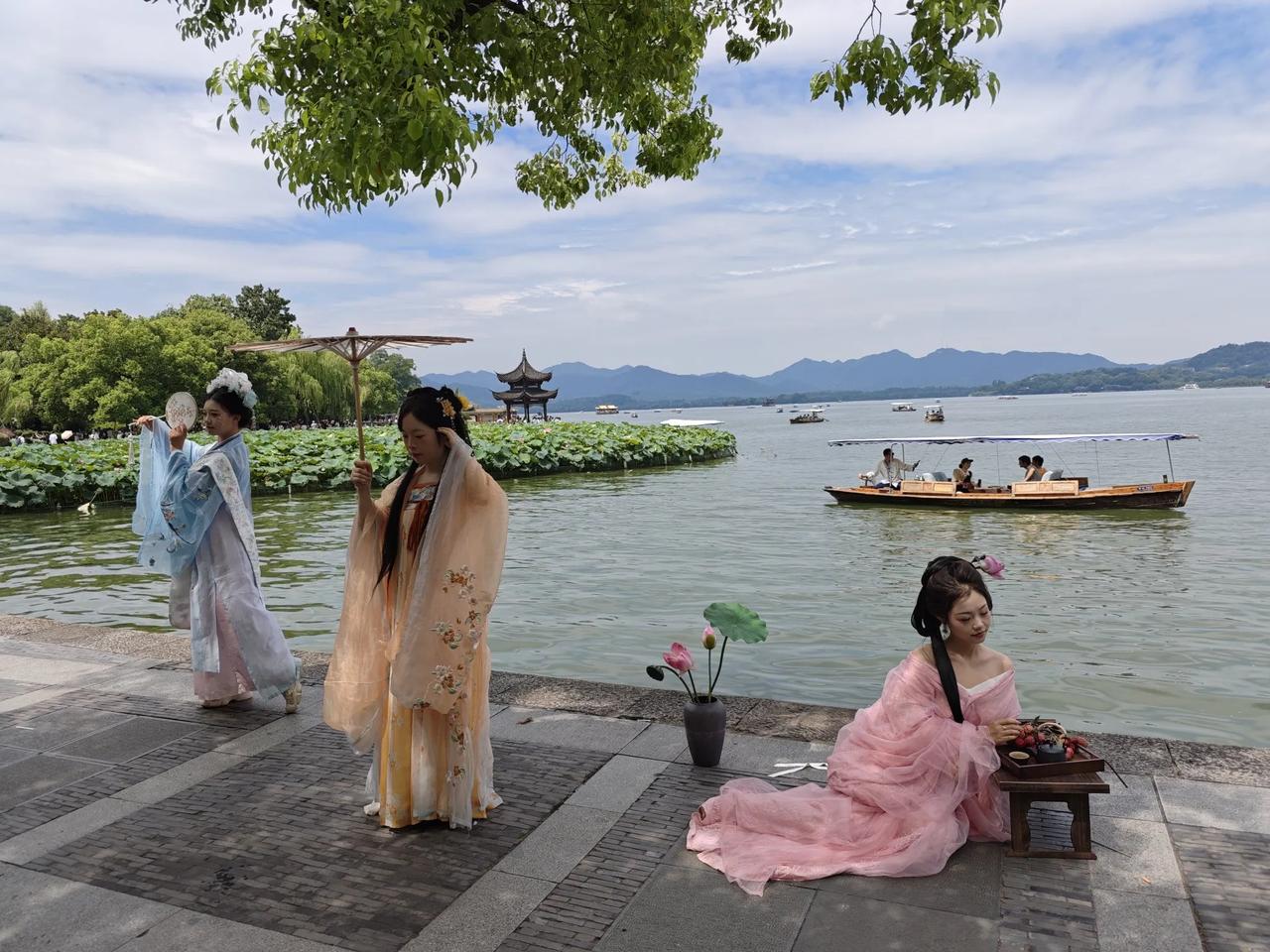 少女与夏天，美妙在人间。西湖边的美景，池塘的荷花，夏天的风，可以吹散心中一切烦恼