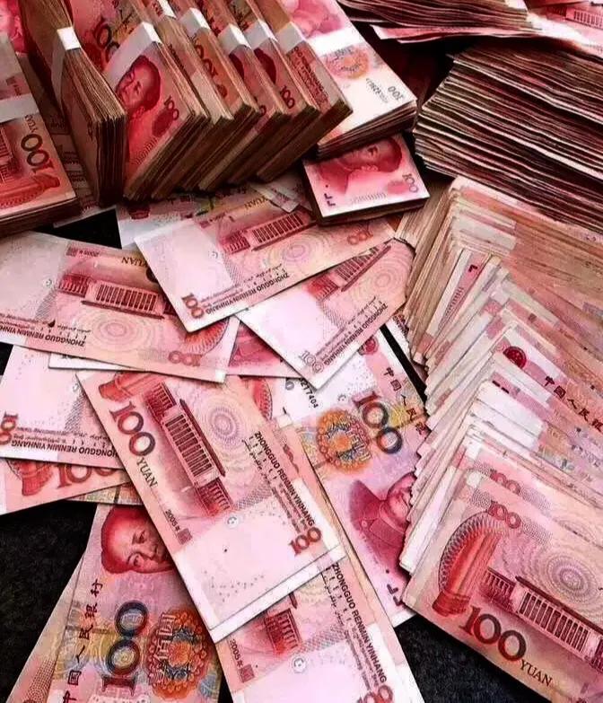 方圆天地，为头条联友对联：
米缸常满油盐足，
钱袋鼓盈衣食丰。