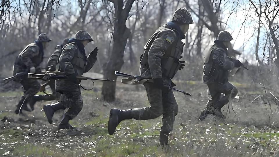 苏梅方向，俄军有5万兵力，是乌军三倍数量。俄军上百门重炮火箭炮排开，乌军增援上来