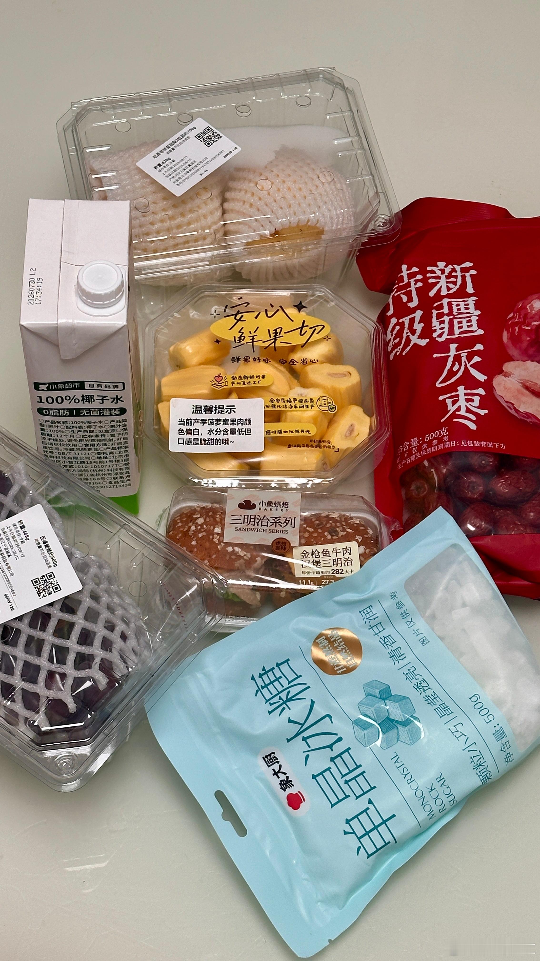 Yh咳嗽，我也咳嗽，买好材料准备煮冰糖雪梨，结果都弄得差不多了，因为偷看了一会五