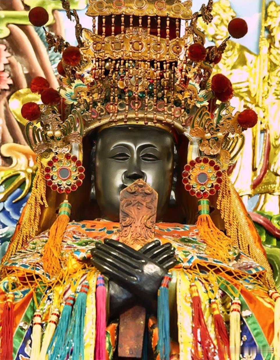 清朝统治中对于宗教的运用，可谓炉火纯青。

比如妈祖，施琅收台拜她，之后在给康熙
