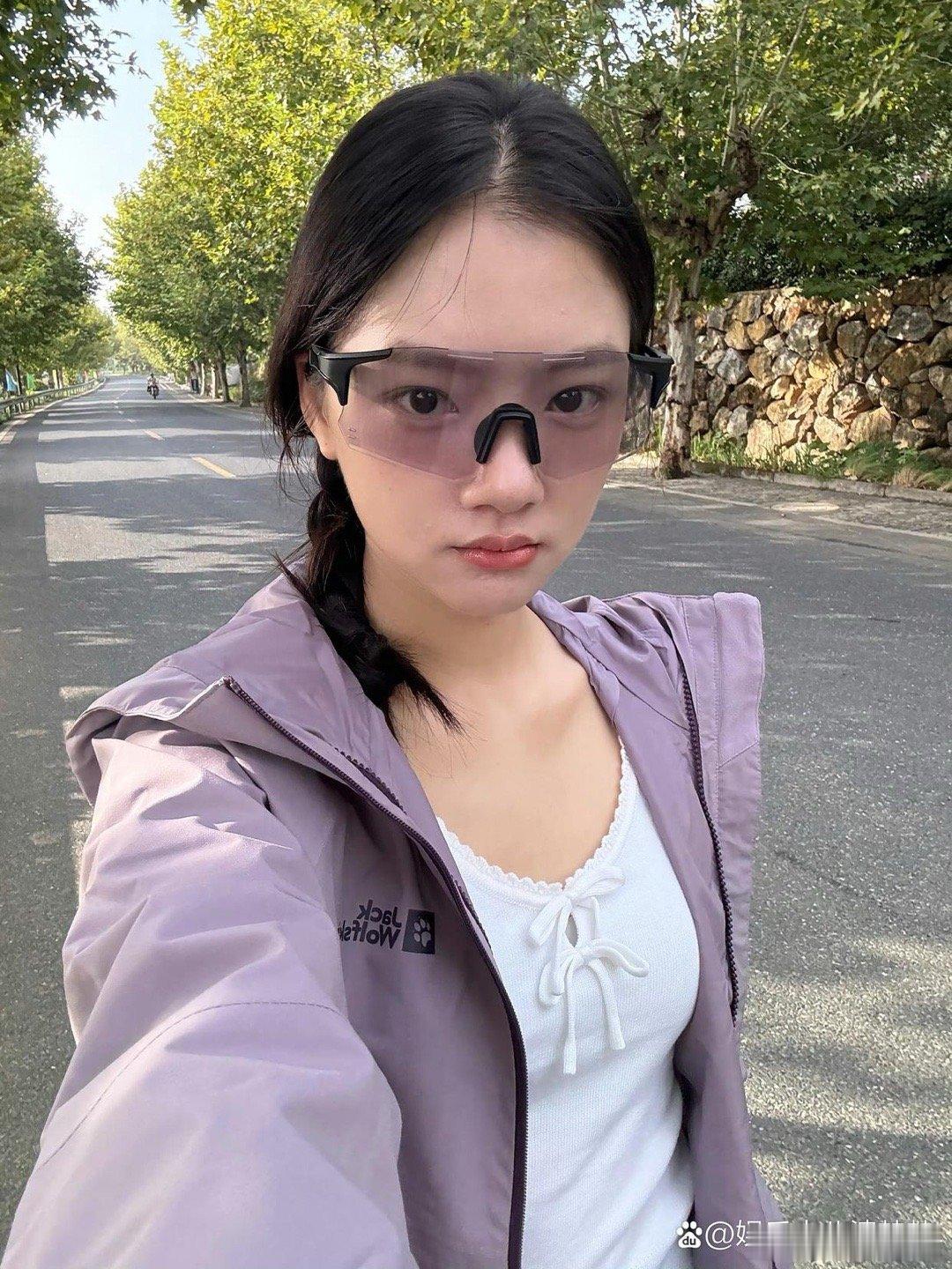 这居然是任敏别人滑翔伞都是教练带着飞的，任敏居然一个人直接就飞了，她好勇敢啊，万