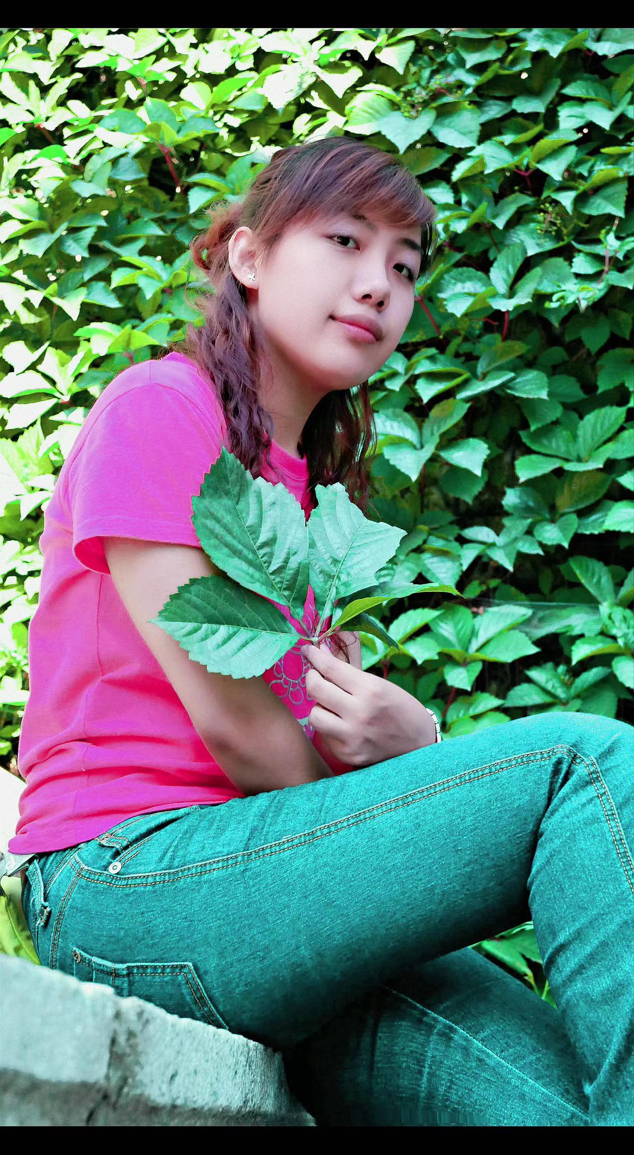 🌸粉衫撞进绿浪里，叶片在指尖打了个旋🌿。夏天是本摊开的诗，每片叶子都藏着阳光