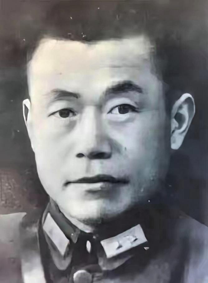 1949年，邱清泉战死后，妻子带着孩子逃命到福建，准备去台湾，就在上船前，次子却