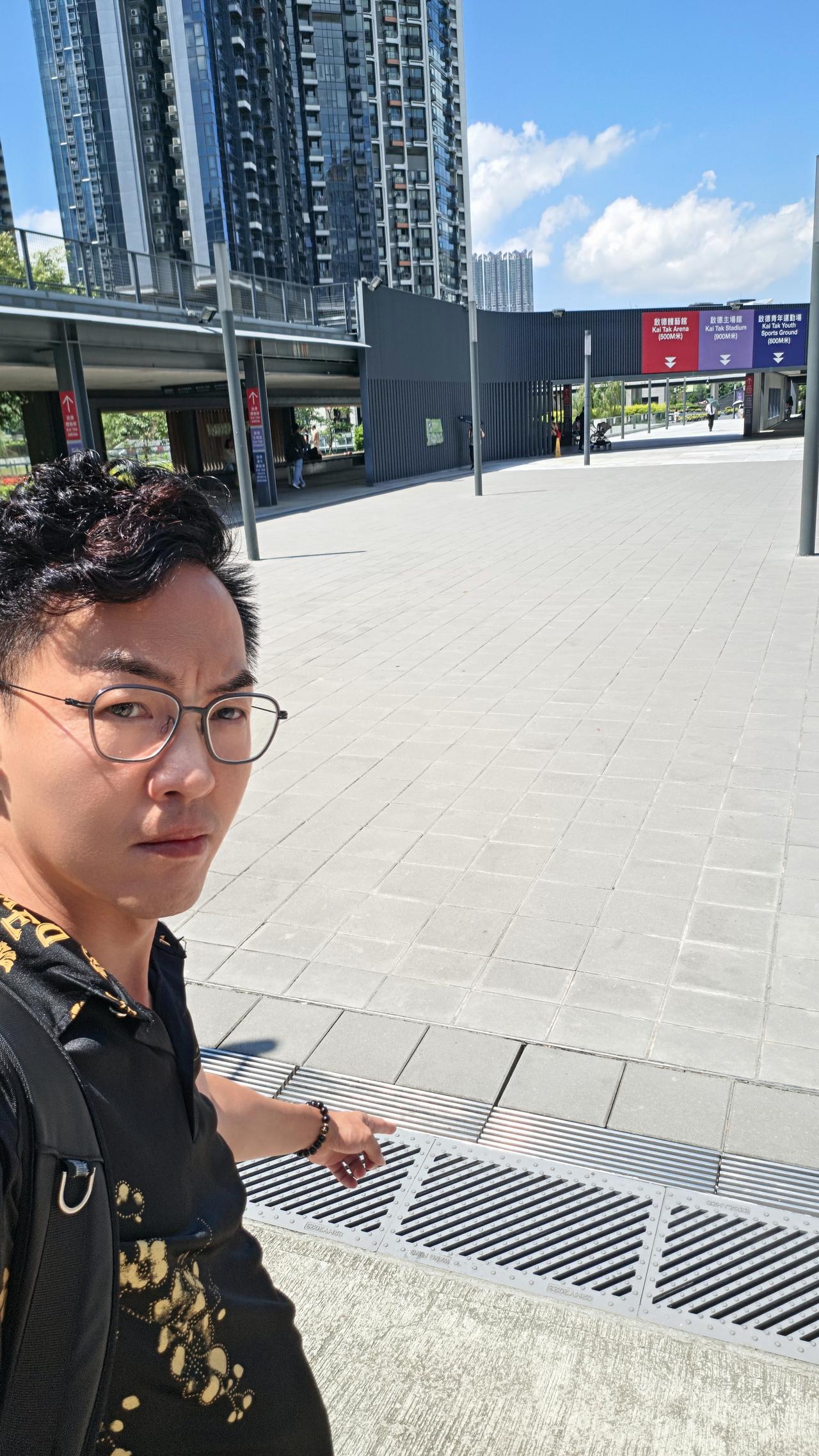 高Sir昨晚看了一则关于"启德站外有小孩跣倒，被渠盖割伤的新闻，十分关注事件，特