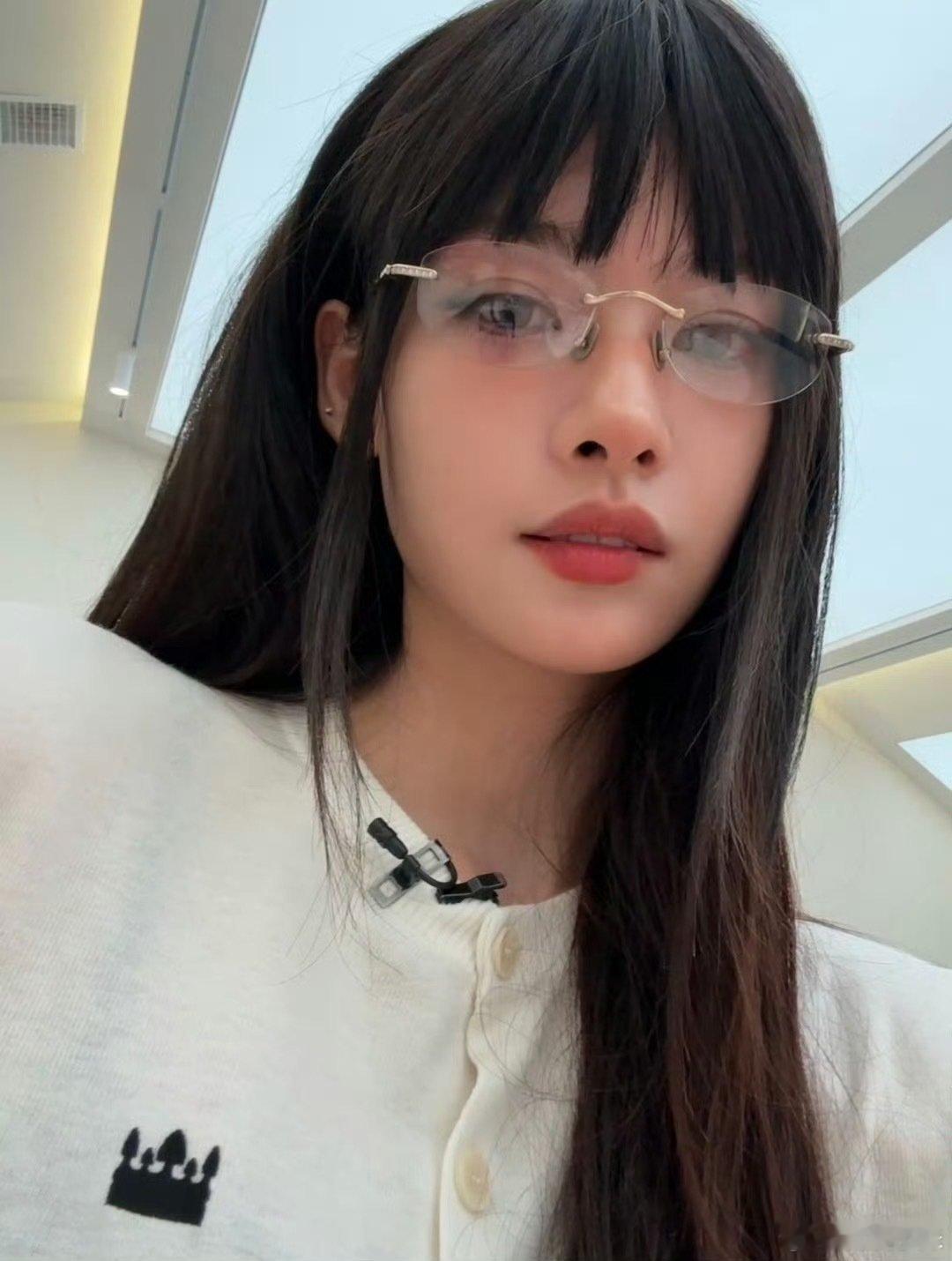 一开始都没认出来是张艺上哇哦，这个造型绝美啊！姐姐请把刘海焊死吧！张艺上把刘海焊