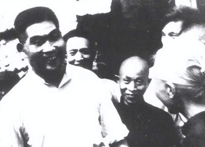 1949年8月，肖劲光率部和平解放长沙，并兼任湖南军区司令员。图为在繁忙的军管工