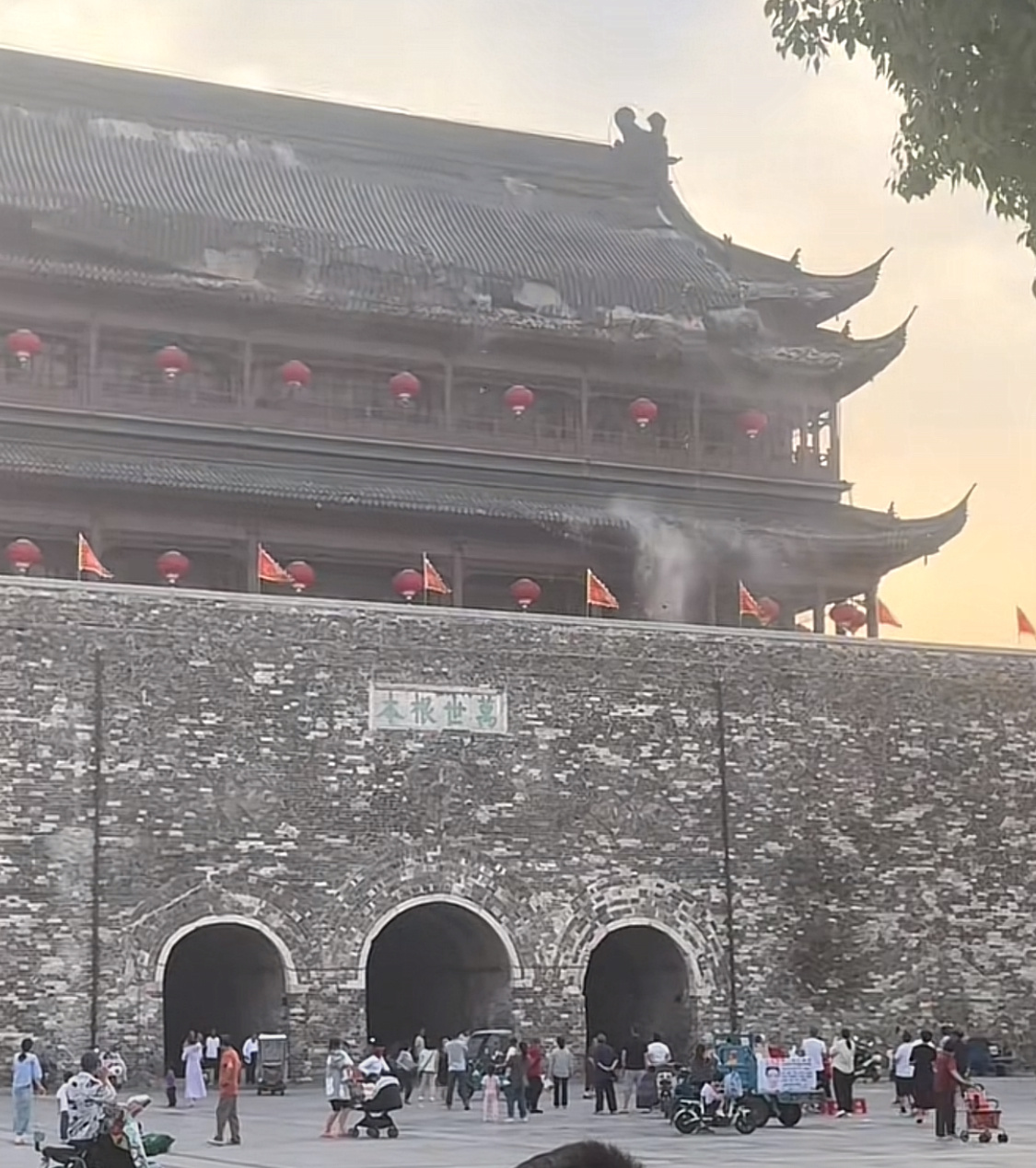 凤阳鼓楼去年曾维修最不理解的是，都有碎片掉落了，还一堆人站底下看[疑问] ​​​