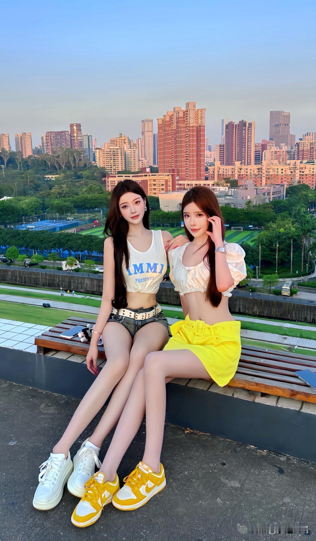 城市天际线下的闺蜜时光，青春洋溢的夏日穿搭