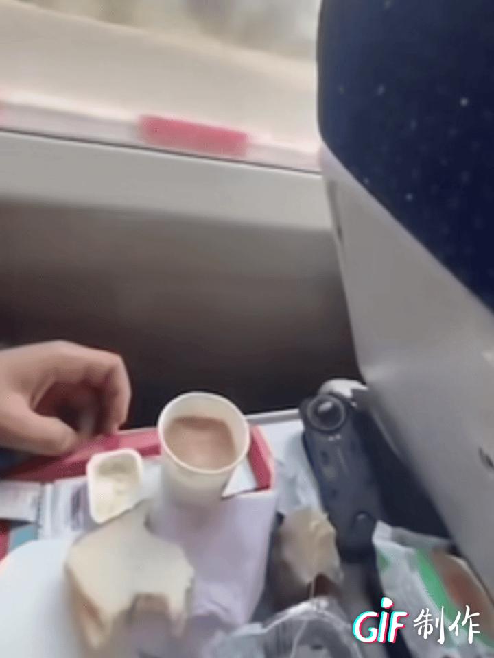 印度人总是喜欢跟中国比！这不，印度乘客又在本国高铁上进行了一番操作。
看到中国乘