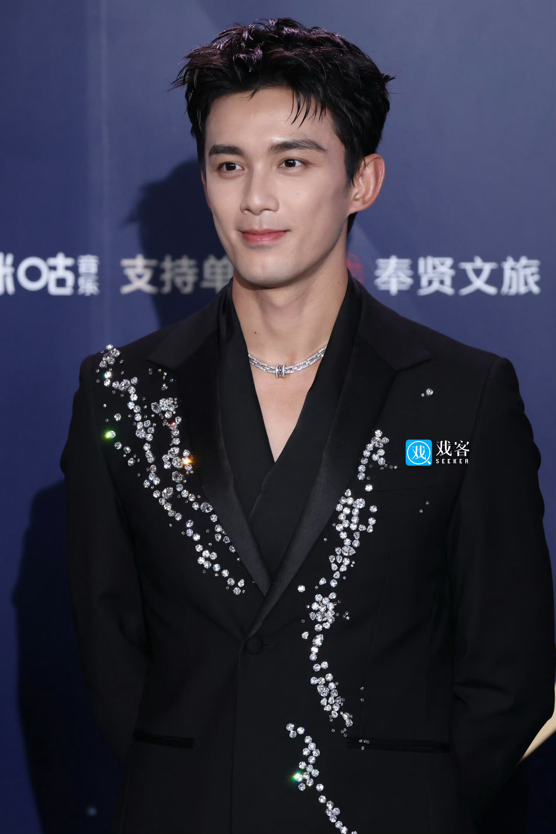 吴磊｜微博电影之夜 吴磊亮相微博电影之夜红毯，身着Peet Dullaert 高