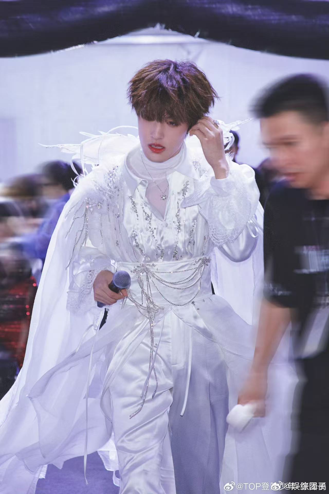 张泽禹2025最具话题人物第二 本来是路人，后来被他的人格魅力圈粉。玩游戏脑子好