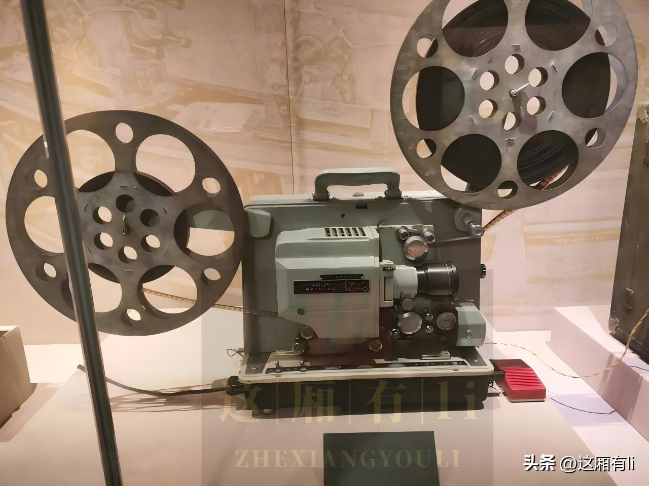 农村的老物件谁的记忆深刻?
硕大金属片盘静静立在展柜里，机身布满精密旋钮，一卷胶