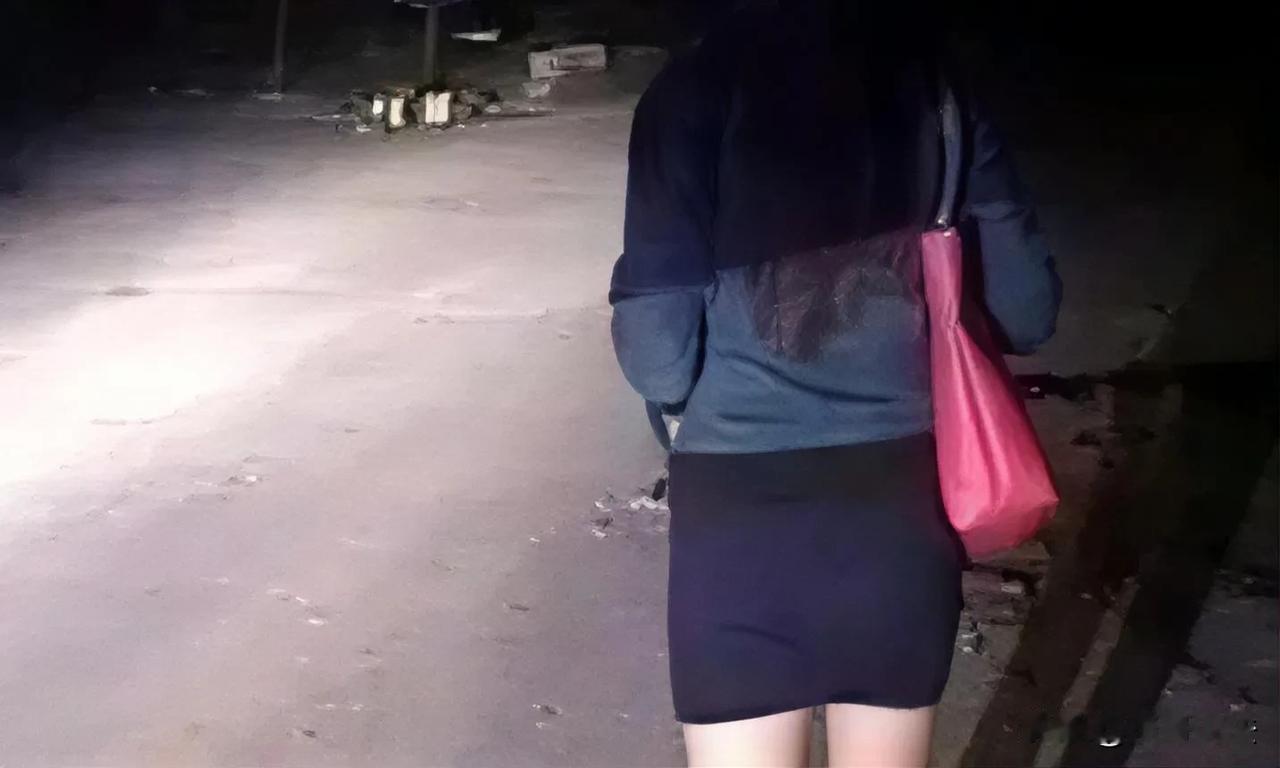 广西，一女子在回家途中遭到同行醉酒男子骚扰，女子很不情愿，一直表示拒绝，然而，男