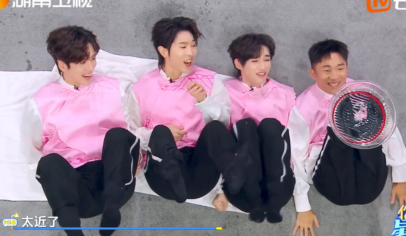 丁程鑫无处下脚丁程鑫一来就傻眼，这脚该往哪儿踩呀，全场笑翻！你好星期六丁程鑫[超