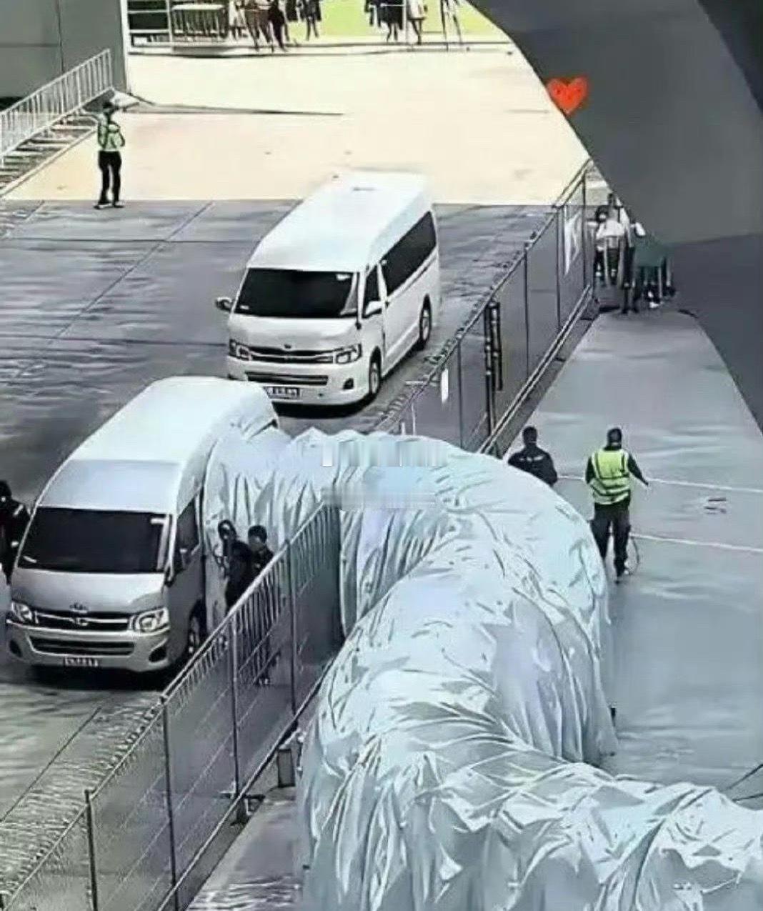这车都是接谁的，这么大排场