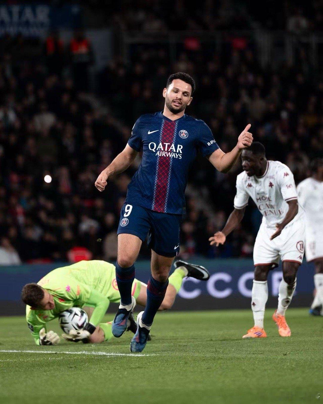 王嘉尔巴黎圣日尔曼联名球衣 和的联名球衣，将水墨渐变与汉字“马”融入设计，PSG