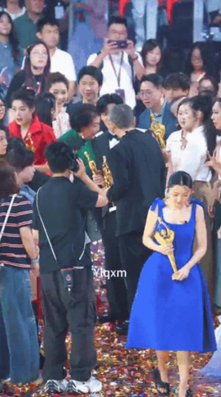 融不进的圈子不必强求，百花奖颁奖结束后出现令人五味杂陈的一幕。

 张艺谋、易烊