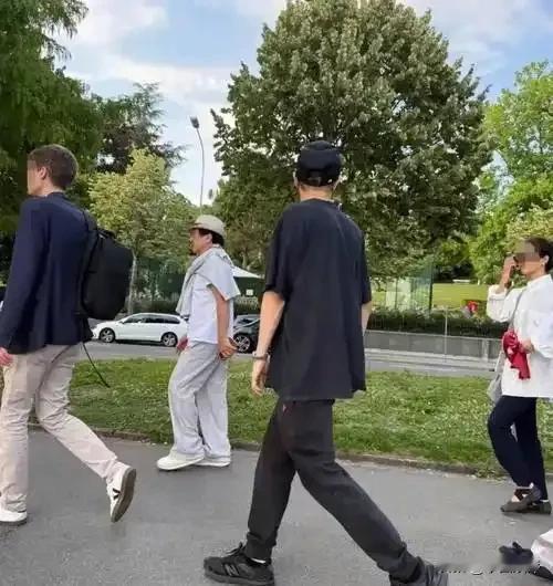 成龙和房祖名近日罕见同框。有网友在瑞士日内瓦湖边撞见71岁的成龙带着42岁的儿子