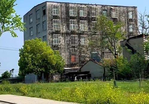 1. 这哪是村干部，分明是村里的土皇帝！

2. 1500平？是给全村人住还是给