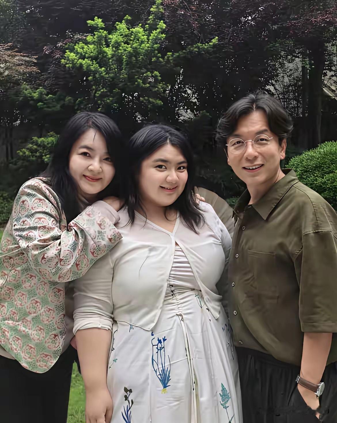 胡慧中的女儿何嘉珍五官挺漂亮的一个姑娘，不知道为什么长这么胖，身高只有1.59米
