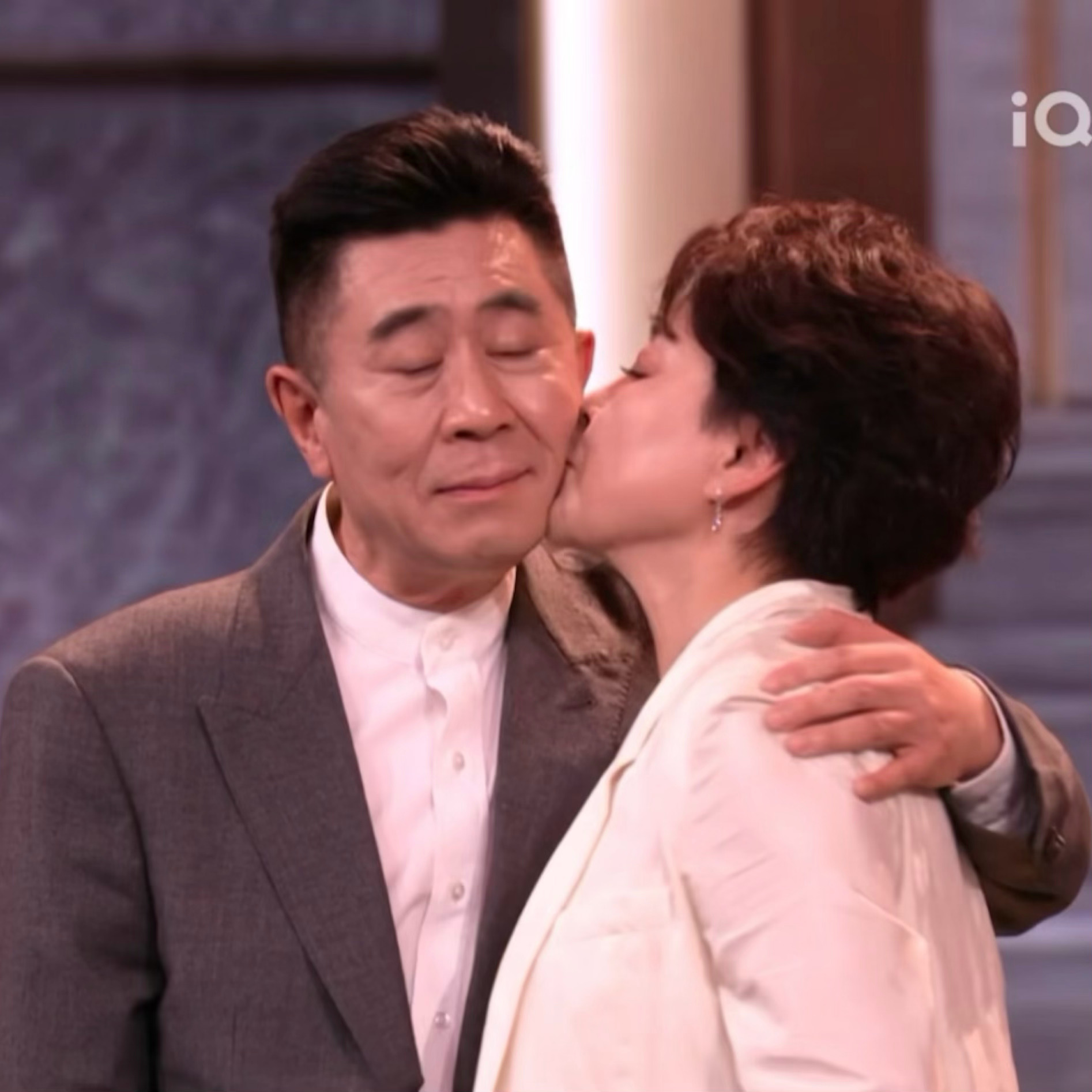 接我cp老了之后没结婚也能这样营业：（张瑜 / 郭凯敏是《庐山恋》男女主，那个吻