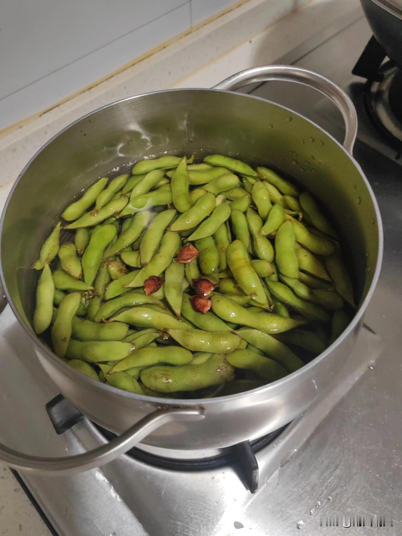 市场上买的农户自家种的毛豆很新鲜，适合煮着吃，水煮五香毛豆，和夜市上的下酒菜一模