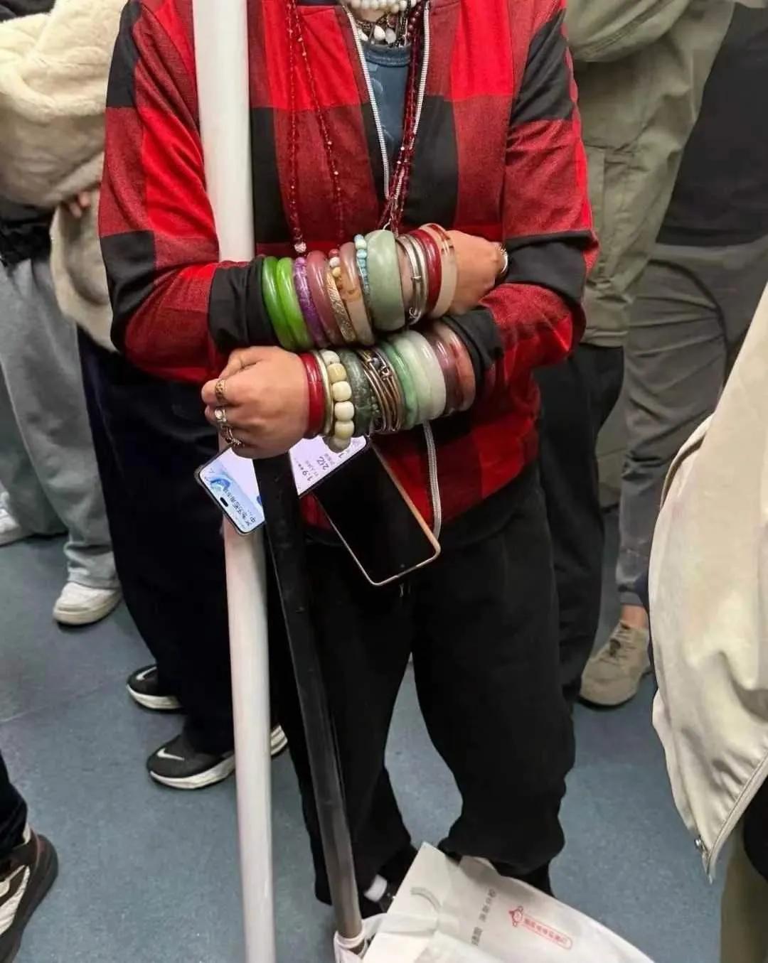 坐地铁时看到的，这算是土豪吗？