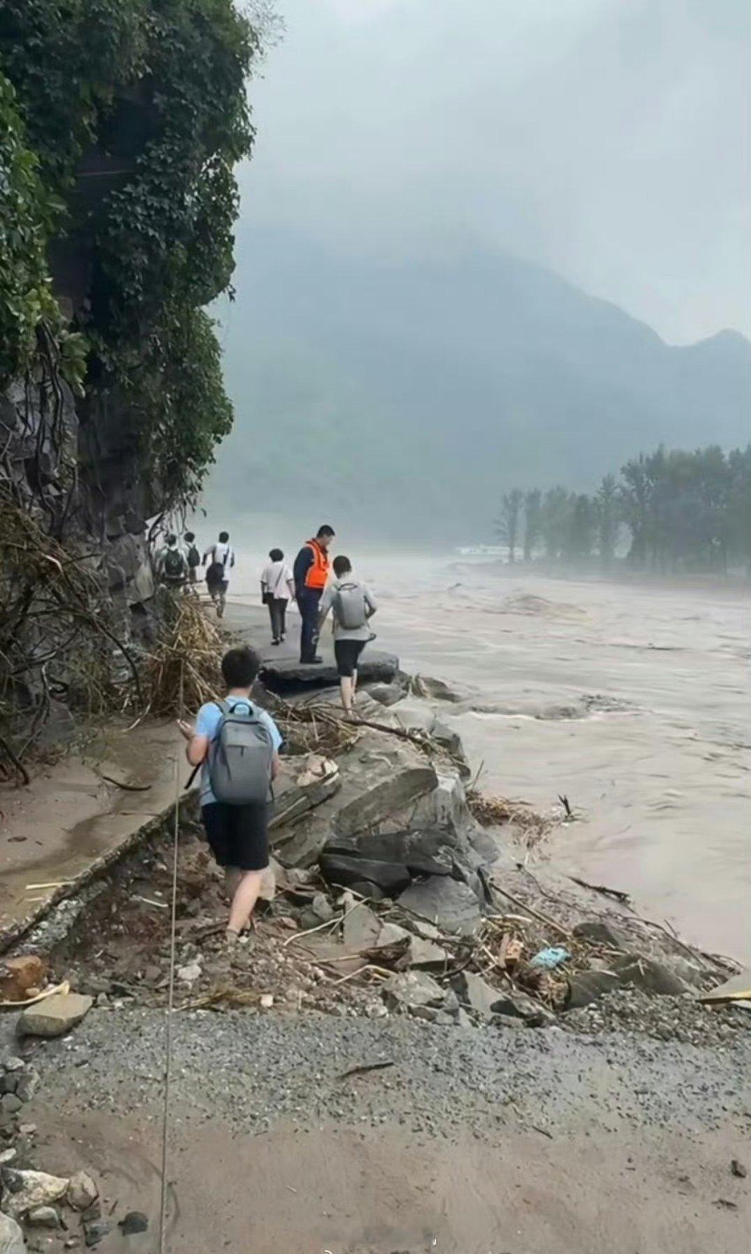 北京因灾死亡30人北京这次的雨降水量大的吓人，怪不得都在说在北京你不仅要是有车，