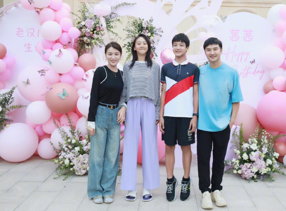 叶一茜39岁生日，田亮一如既往地带着女儿森碟、儿子小亮仔为妻子庆生。
年年岁岁的