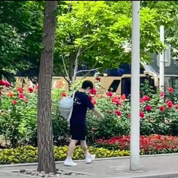 5月19日新鲜出炉的莎莎，又被网友拍到去训练啦！背着熟悉的小背包，黑色短袖配黑短
