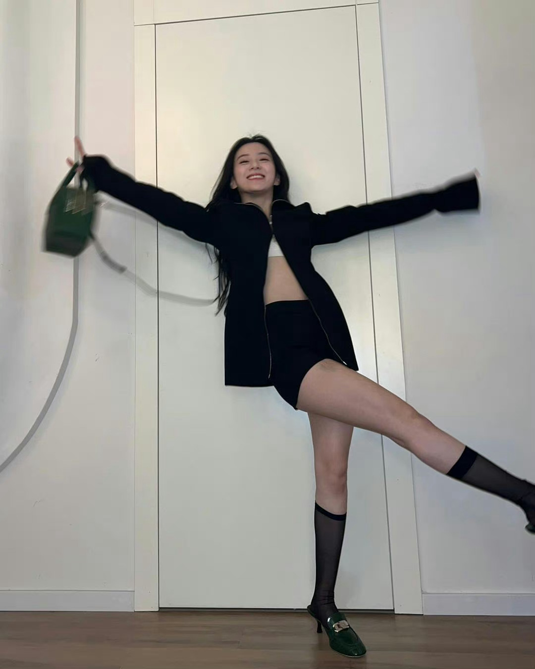 包上恩，黑色轻柔穿搭，又酷又甜的小姐姐 ​​​