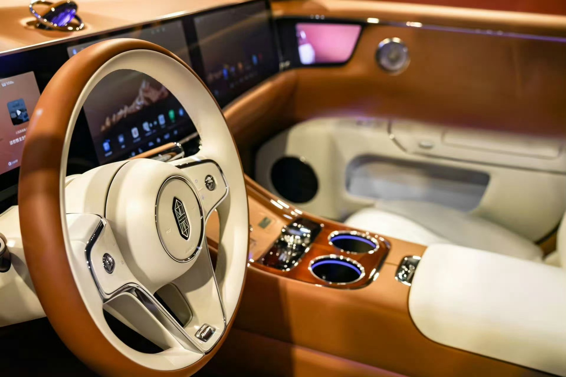 余承东检讨称以前做车不重视外观今天北京车展现场，余承东在直播中掏出手机，悄悄给马