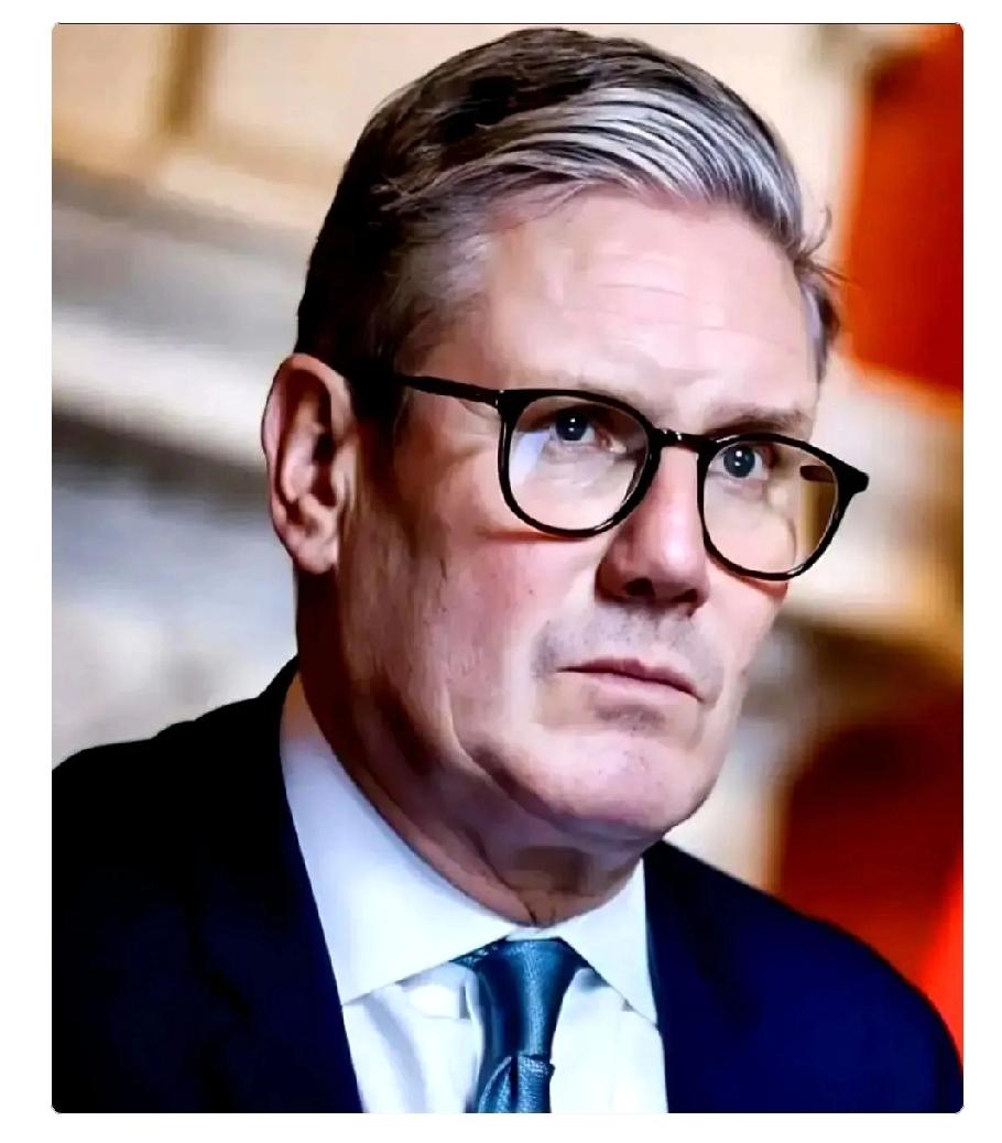 英国这是真有点扛不住了啊！据英国媒体9日报道，英国首相斯塔默表态，得让伊朗局势降