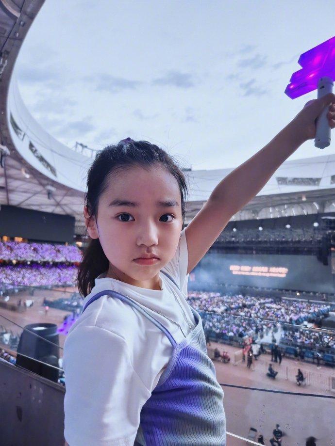 董璇带着小酒窝现场听到了小酒窝 董璇带女儿小酒窝三刷林俊杰演唱会，长得越来越像妈
