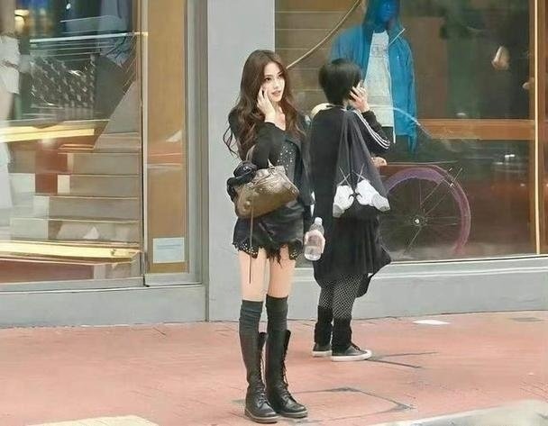 看了Angelababy素人时期的样子，真的会懂但凡我是星探，第一眼也会锁定她。