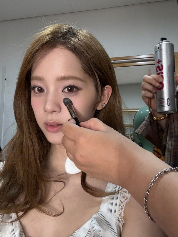 欧阳娜娜发了2025年的自拍 欧阳娜娜2025年自拍也太多了吧，每张都好有少女感