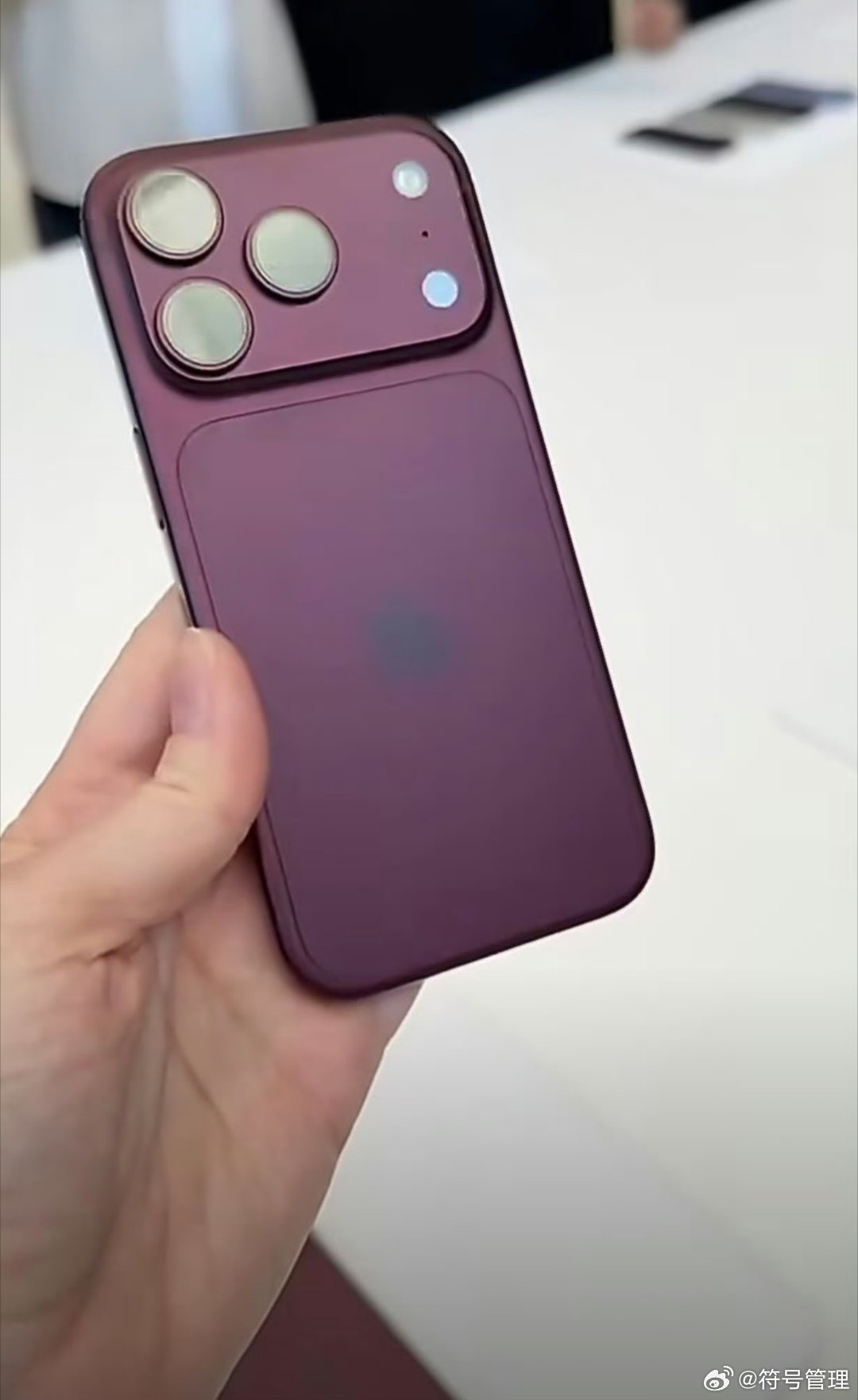 iPhone18Pro勃艮第酒红色卖爆了这颜色好看吗，你们买手机有多少是要套手机