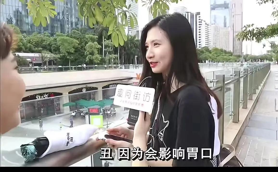 男生矮、穷、丑，女生最不能接受哪个一个？妹子的回答句句扎心！

妹子A：矮吧，身