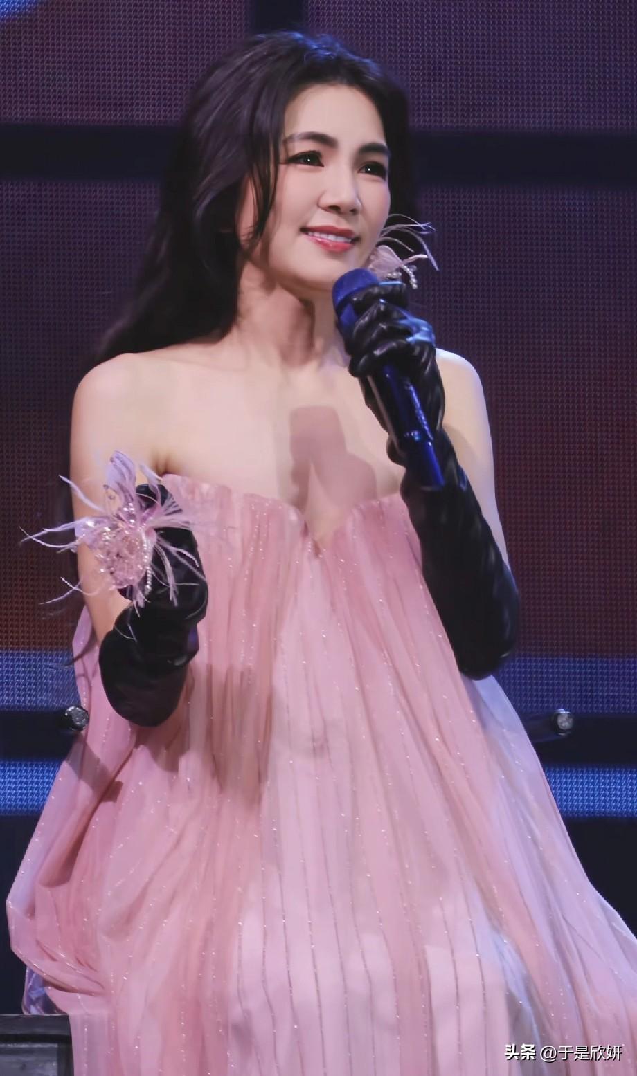 Ella陈嘉桦舞台美出圈！43岁穿粉纱裙，从“假小子”到女神太惊艳✨
 
Ell