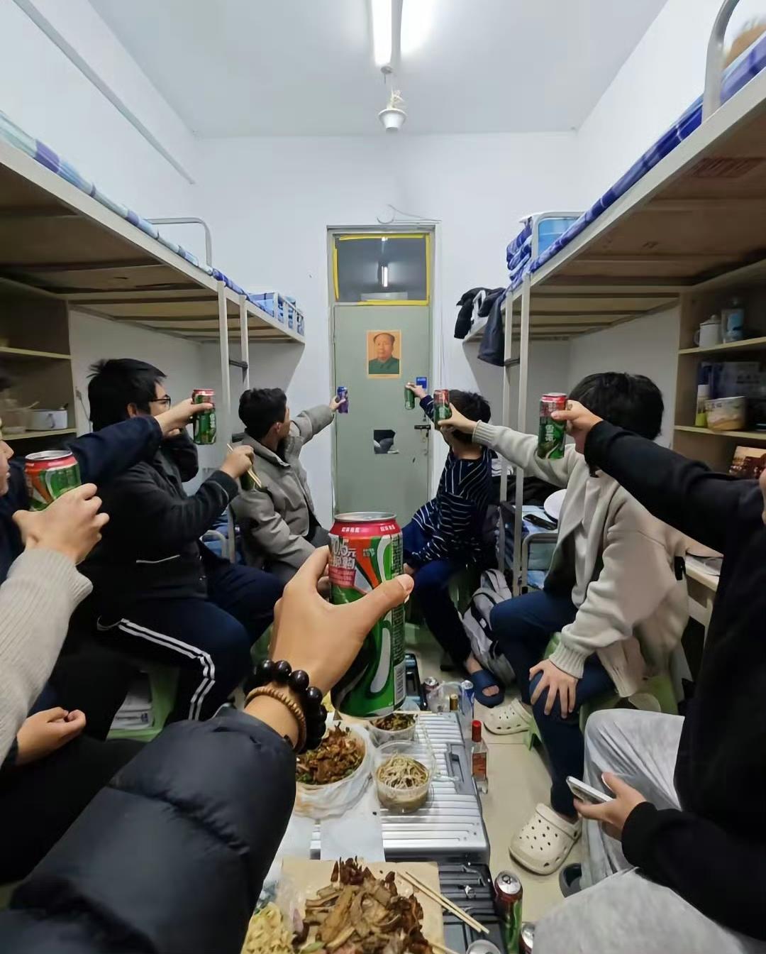 新年快乐，伟大的教员！
看看现在的年轻人，真的是太棒了！
从来没有什么垮掉的一代