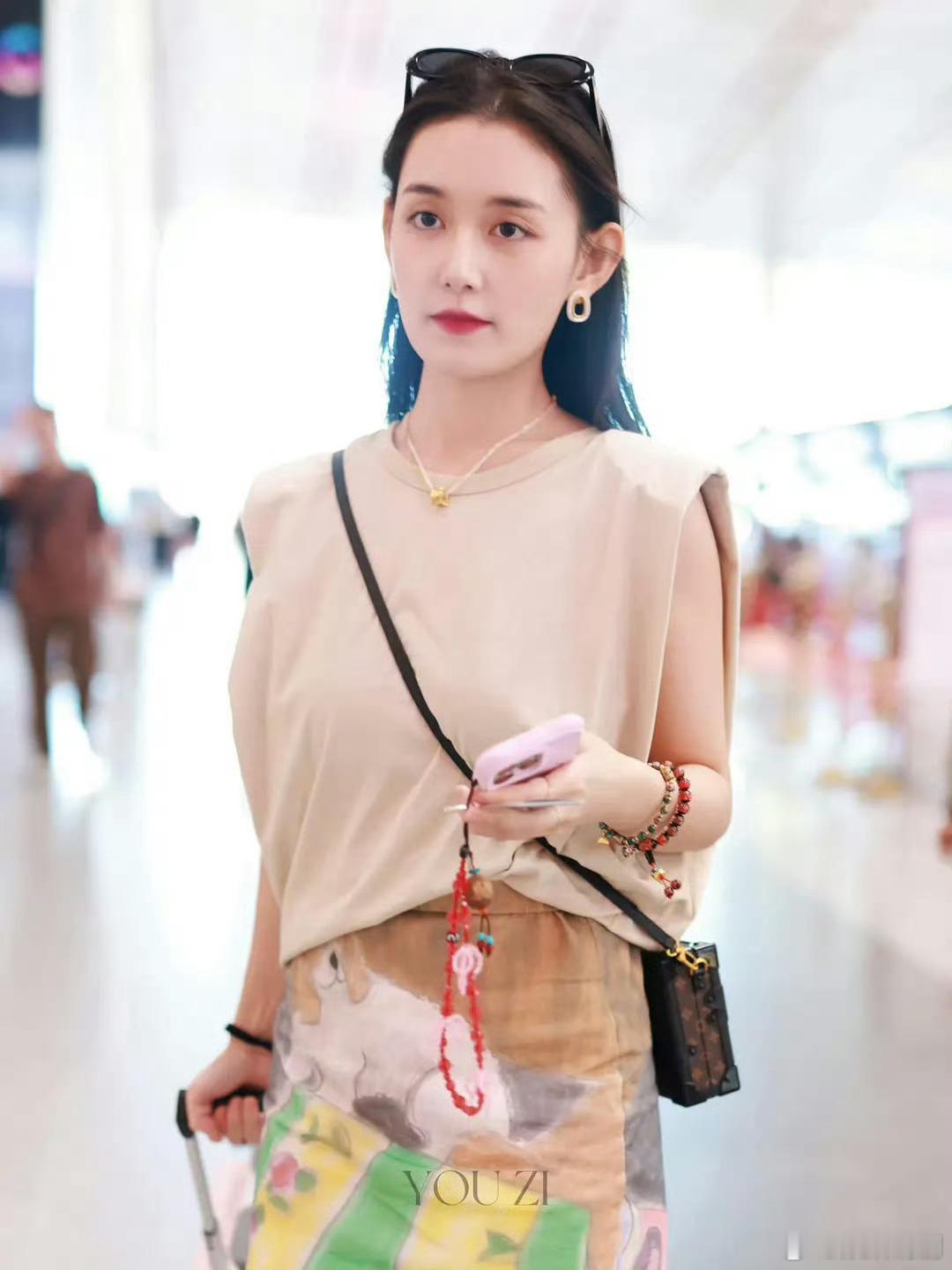 蒋依依怎么年纪轻轻就有一种中年妇女的感觉了？ ​​​