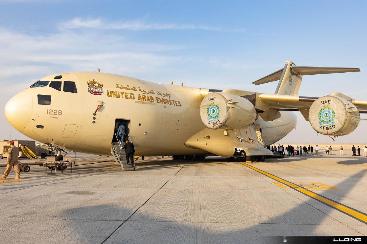 在迪拜航展期间，阿联酋空军开放C-17参观，让众人感受这头野兽内部空间。