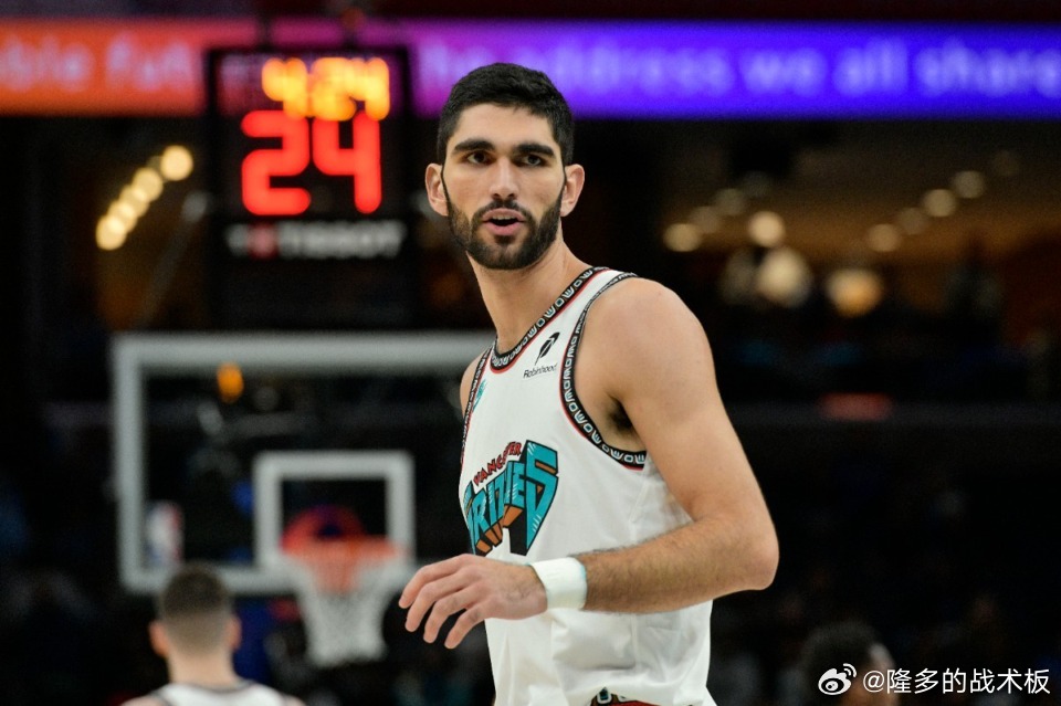 灰熊官方：阿尔达马将接受右膝关节镜手术，并接受生物制剂注射，来治疗右膝滑车区的持