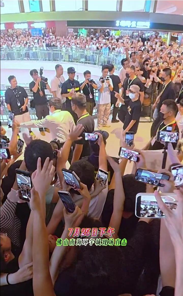 戴帽子的，星爷。周星驰，星爷出来。