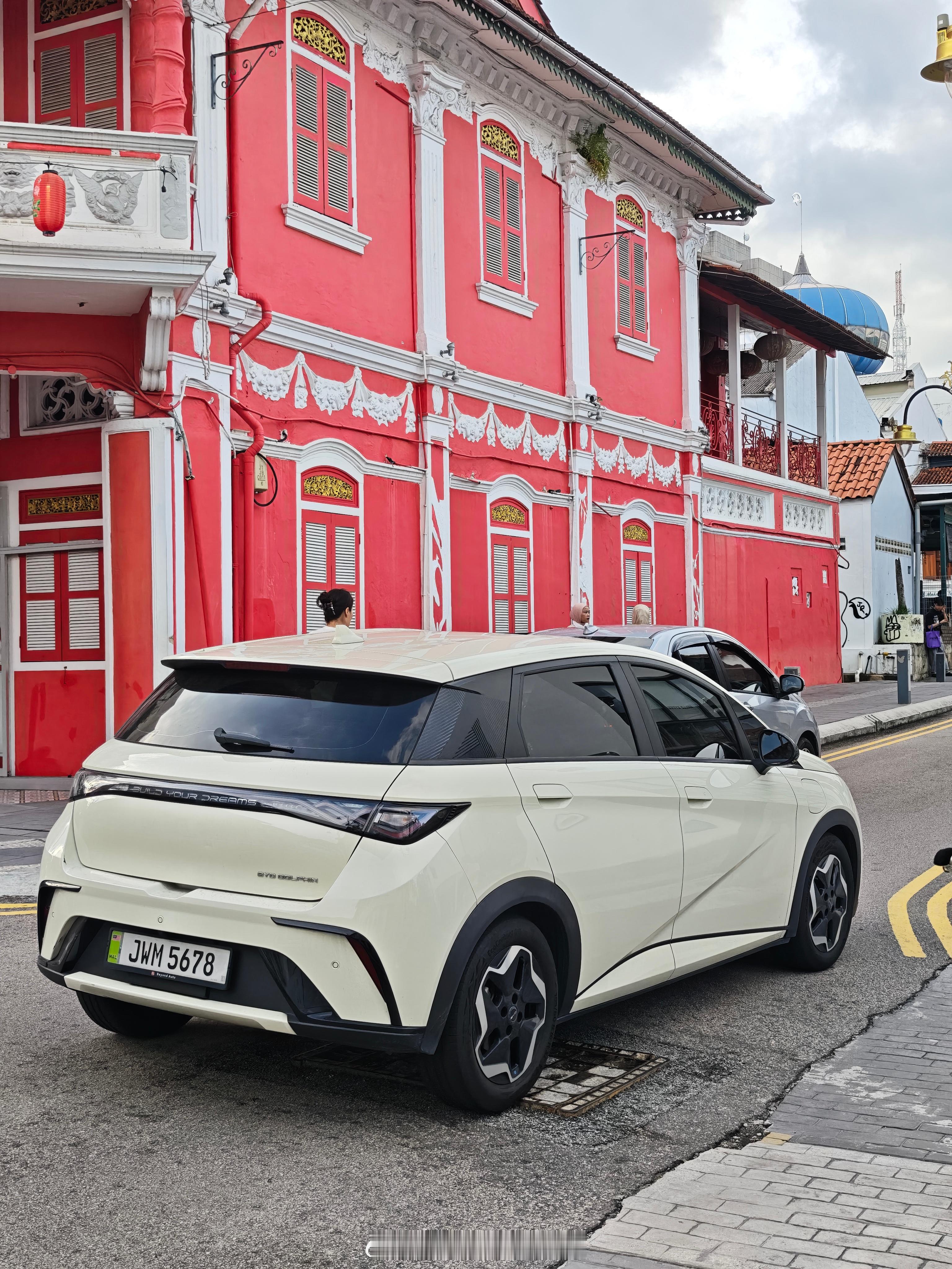 人在异乡见到不同价位的国产车~中国车能见度是确实高的~还有一台没拍下来的小鹏G6